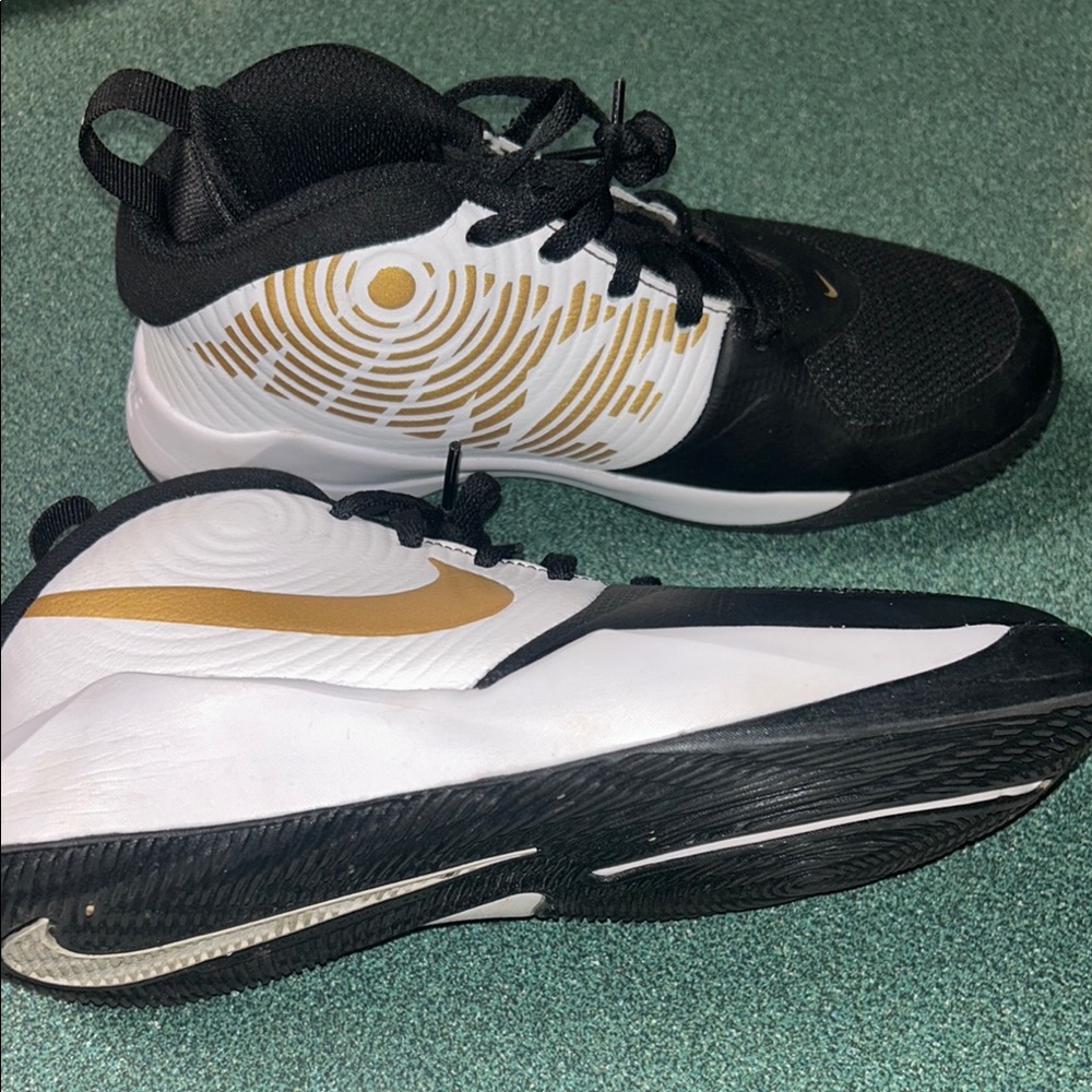 Nike Team Hustle Unisex Shoes 4Y EUC - Picture 5 of 5